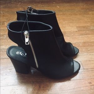 Rue 21 heels zip up chunky black size 7/8